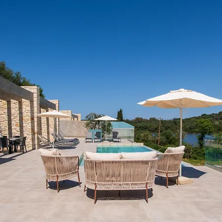 Otter By Posarellivillas Βίλα