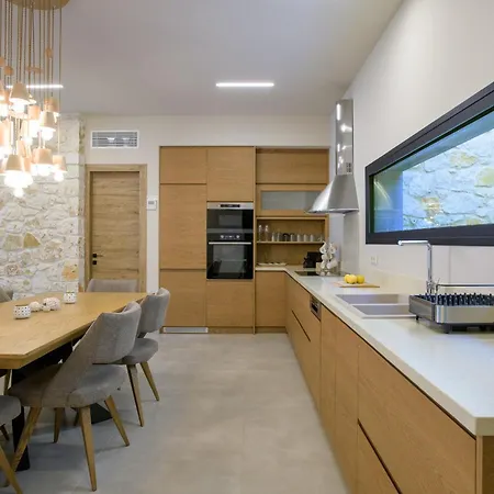 Otter By Posarellivillas *