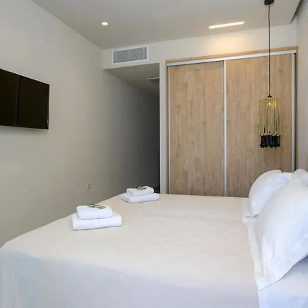 Otter By Posarellivillas