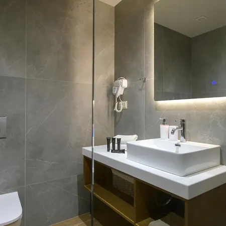 Otter By Posarellivillas