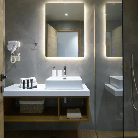 Otter By Posarellivillas