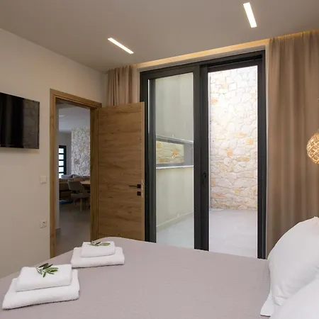 Otter By Posarellivillas Vilă